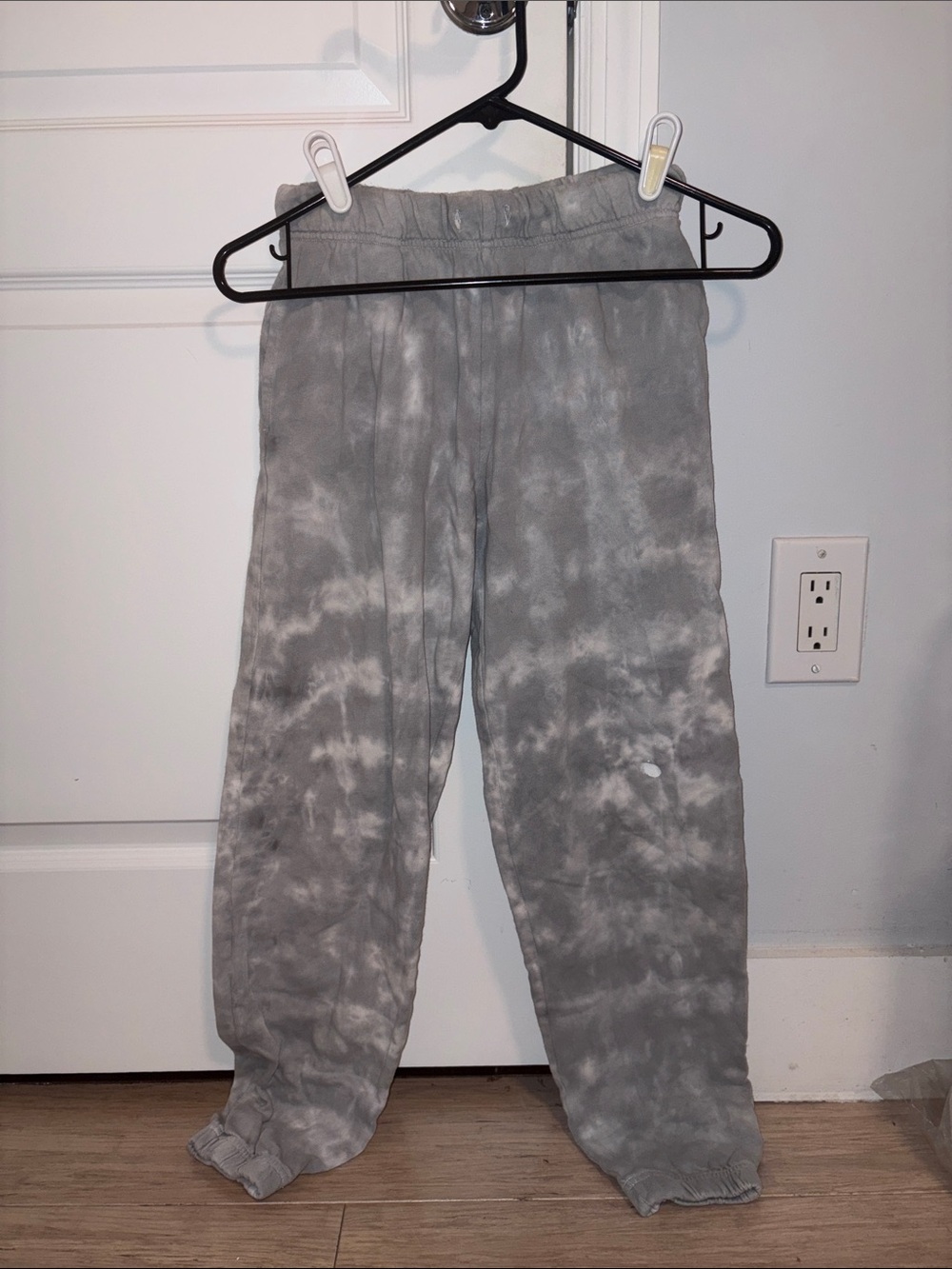 grey fitted sweatpants